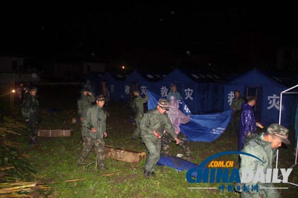 迪庆：武警云南总队百余名官兵冒雨昼夜奋战灾区抢险救灾