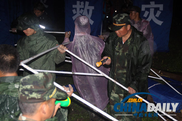 迪庆：武警云南总队百余名官兵冒雨昼夜奋战灾区抢险救灾