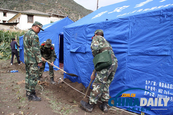 迪庆：武警云南总队百余名官兵冒雨昼夜奋战灾区抢险救灾