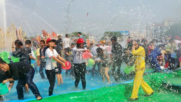 中国·德宏2017国际泼水狂欢节开幕