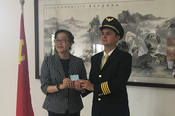 祥鹏航空飞行员获发云南省首张《外国人工作许可证》