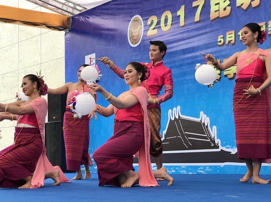 2017昆明·泰国节正式开幕 市民前来体验泰式“水上市场”