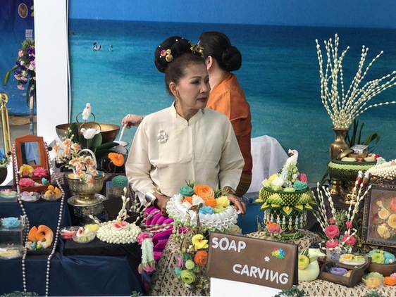 2017昆明·泰国节正式开幕 市民前来体验泰式“水上市场”