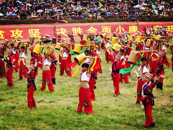 点燃祈福火把 2017年中国石林国际火把狂欢节开幕