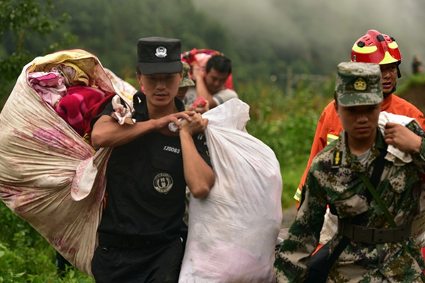 云南彝良组织队伍帮助两河镇受灾群众抢救贵重物品