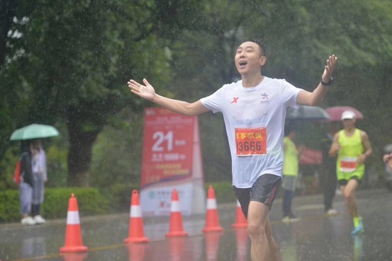 中国马拉松超级联赛“奔跑中国·改革开放”之旅第一站在春城起跑