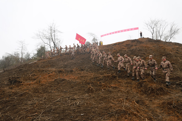 南部战区陆军云南扫雷大队官兵用徒步验收的方式移交380万平方米已扫雷场