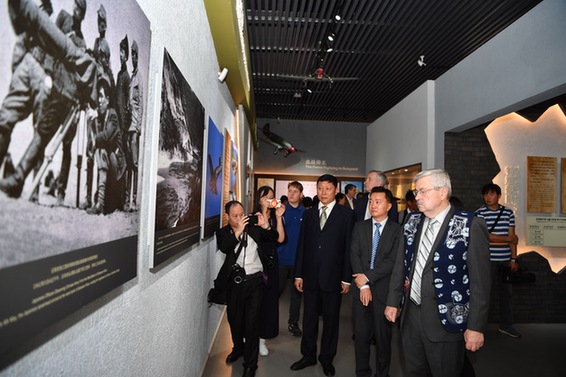 美国驻华大使特里·布兰斯塔德首次到访云南