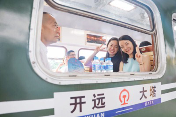 云南开远南北轨道交通公交列车正式开通运营