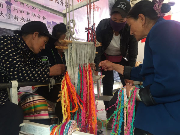 云南德钦生态移民社区开展妇女手工编纺织技能培训