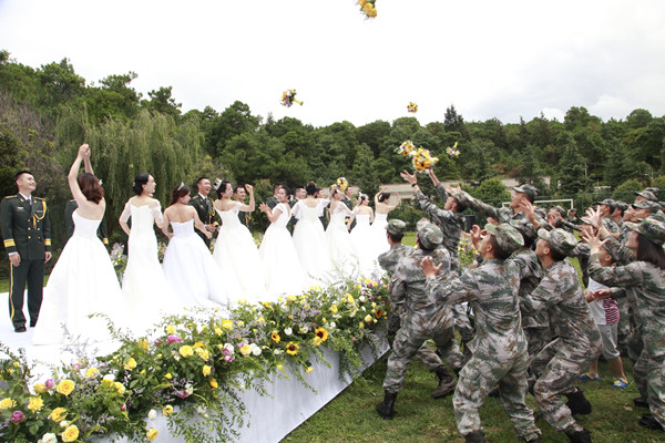 南部战区陆军某训练基地举行集体婚礼